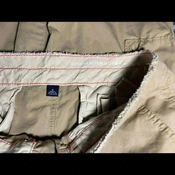 Banana Republic Khaki Parachute Capris. Size:4 - Picture 4 of 4